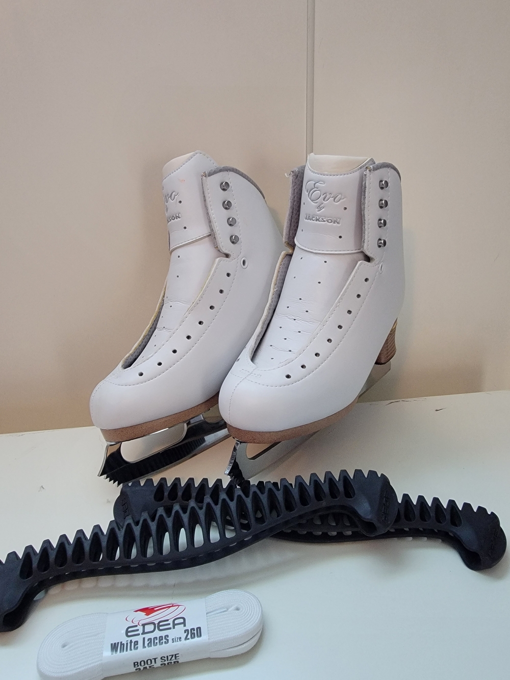 JACKSON White Women’s Ice Skates with Tan Heel - Picture 2 of 11